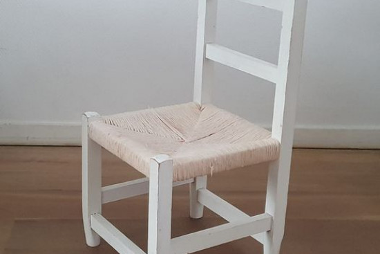 Wit houten kinderstoeltje Wit houten kinderstoeltje
