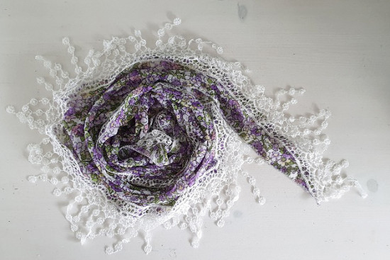 Wrap sjaal met decoratieve rand
