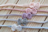 Haarbandjes met stretch,  gehaakte strikjes, verkrijgbaar in 9 kleurtjes