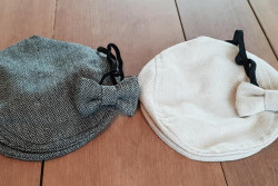 Flat cap met vlinderdasje