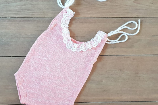 Romper oud roze/zalm kleur in maat 9-12 maand