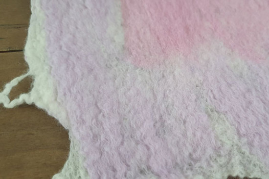 Handgevilte layer licht roze