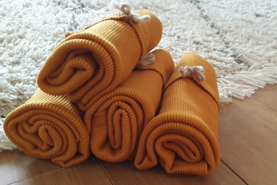 Oker gele wrap met haarbandje Oker gele wrap met haarbandje