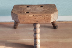 Oud houten krukje