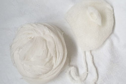 Creme set kaasdoek met bonnet