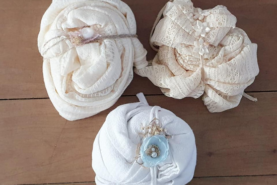 Kanten wraps met haarbandje, natureltinten, 3 versies Kanten wraps met haarbandje, natureltinten, 3 versies