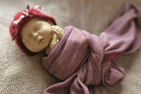 Set bordeau rood mutsje met wrap