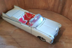 Creme Cadillac Eldorado auto