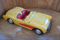 Gele Corvette C1 auto