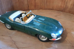 Groene vintage  Jaquar e-type auto