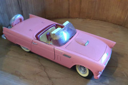 Roze Ford Thunderbird auto
